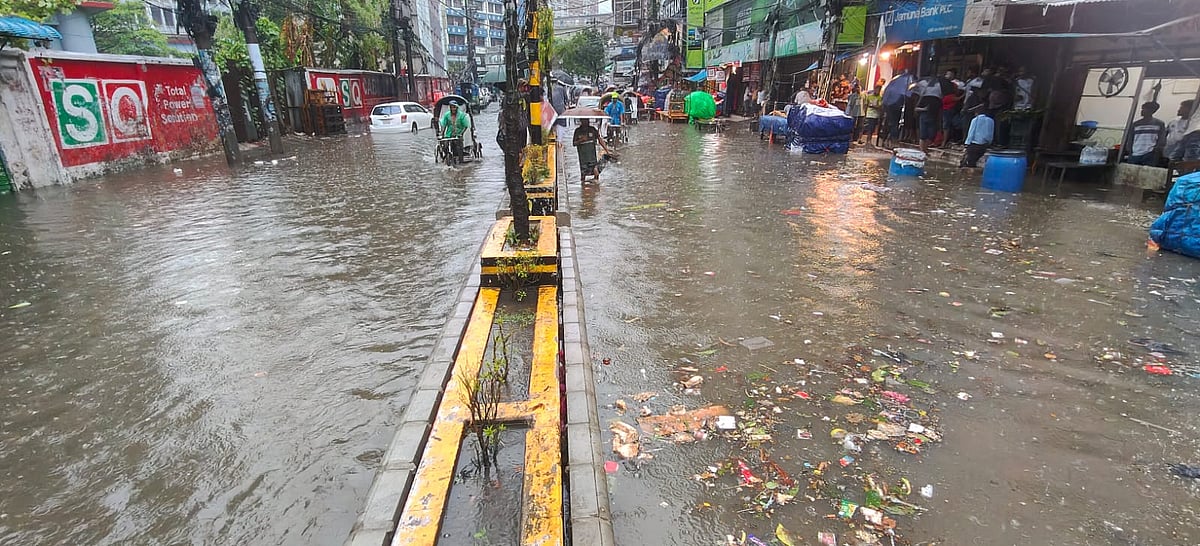মুষলধারে বৃষ্টিতে কোথাও হাঁটু, কোথাও বুকসমান পানি জমেছে চট্টগ্রাম নগরের বিভিন্ন সড়কে। আজ দুপুরে নগরের জুবিলী রোডের তিন পুলের মাথা এলাকায়