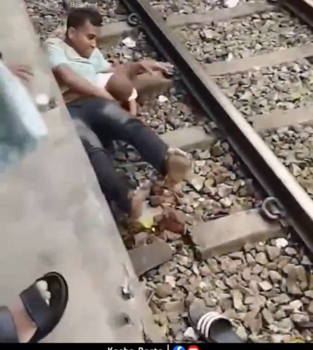 ট্রেন চলে যাওয়ার পর উঠে আসছেন বাবা ও ছেলে। মঙ্গলবার দুপুরে কিশোরগঞ্জের ভৈরব রেলস্টেশনে