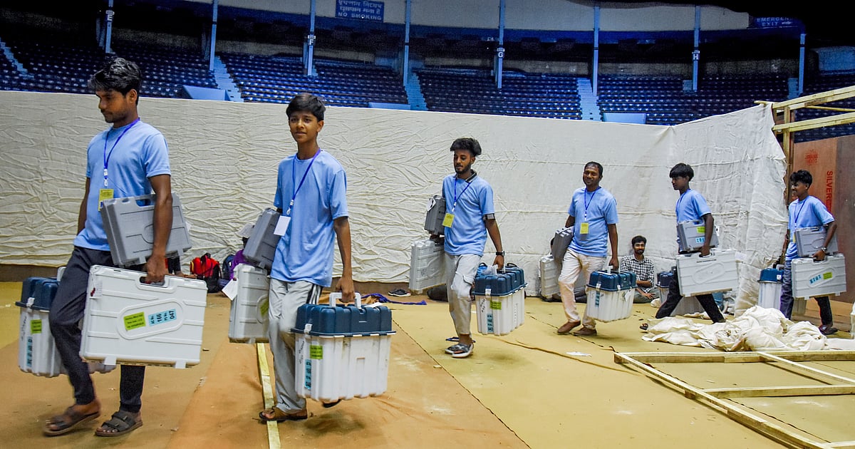 পশ্চিমবঙ্গের বিধানসভা ভোটের আগের দিন নির্বাচন কমিশনের কর্মীরা কেন্দ্রে ইভিএম ও ভিভিপিএটি নিয়ে যাচ্ছেন। ২৮ এপ্রিল ২০২৬, কলকাতা