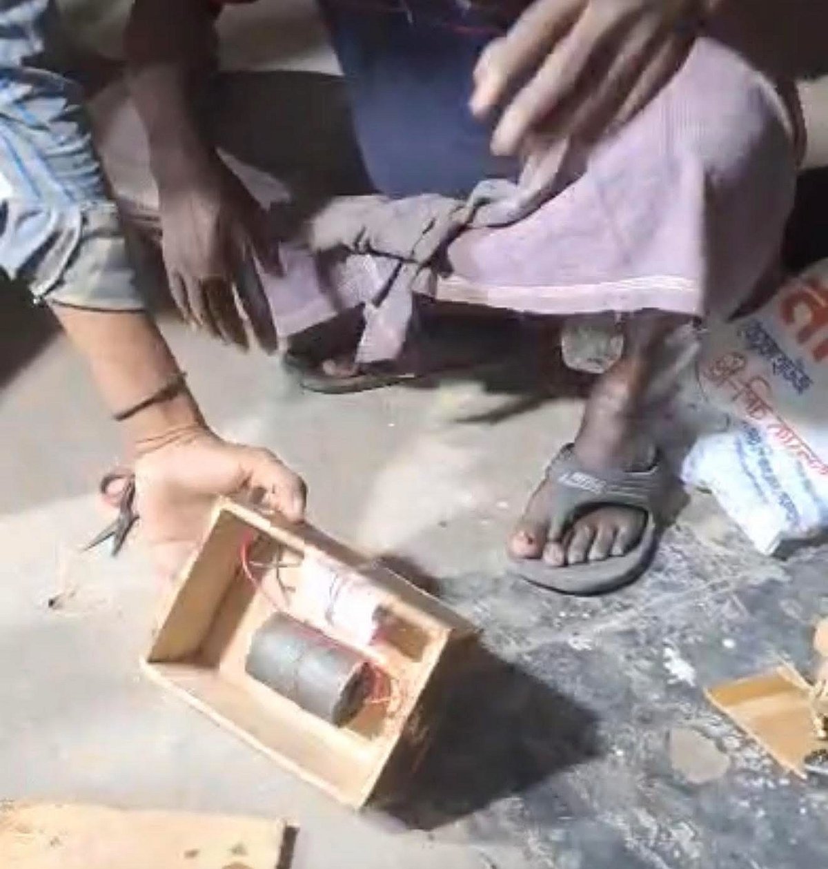 এই কার্টন খুলতে গিয়ে বিকট শব্দে বিস্ফোরণের ঘটনা ঘটেছে। গতকাল সোমবার