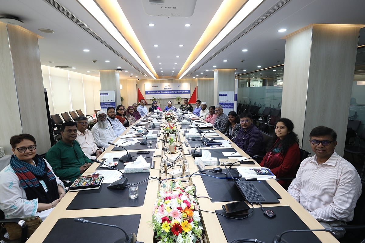 ‘শহর এলাকায় পরিবার পরিকল্পনা সেবা: অংশীজনদের ভূমিকা পুনর্নির্ধারণ’ শীর্ষক গোলটেবিল বৈঠকে অংশগ্রহণকারীরা। ১৯ এপ্রিল ২০২৬ ঢাকার প্রথম আলো কার্যালয়ে