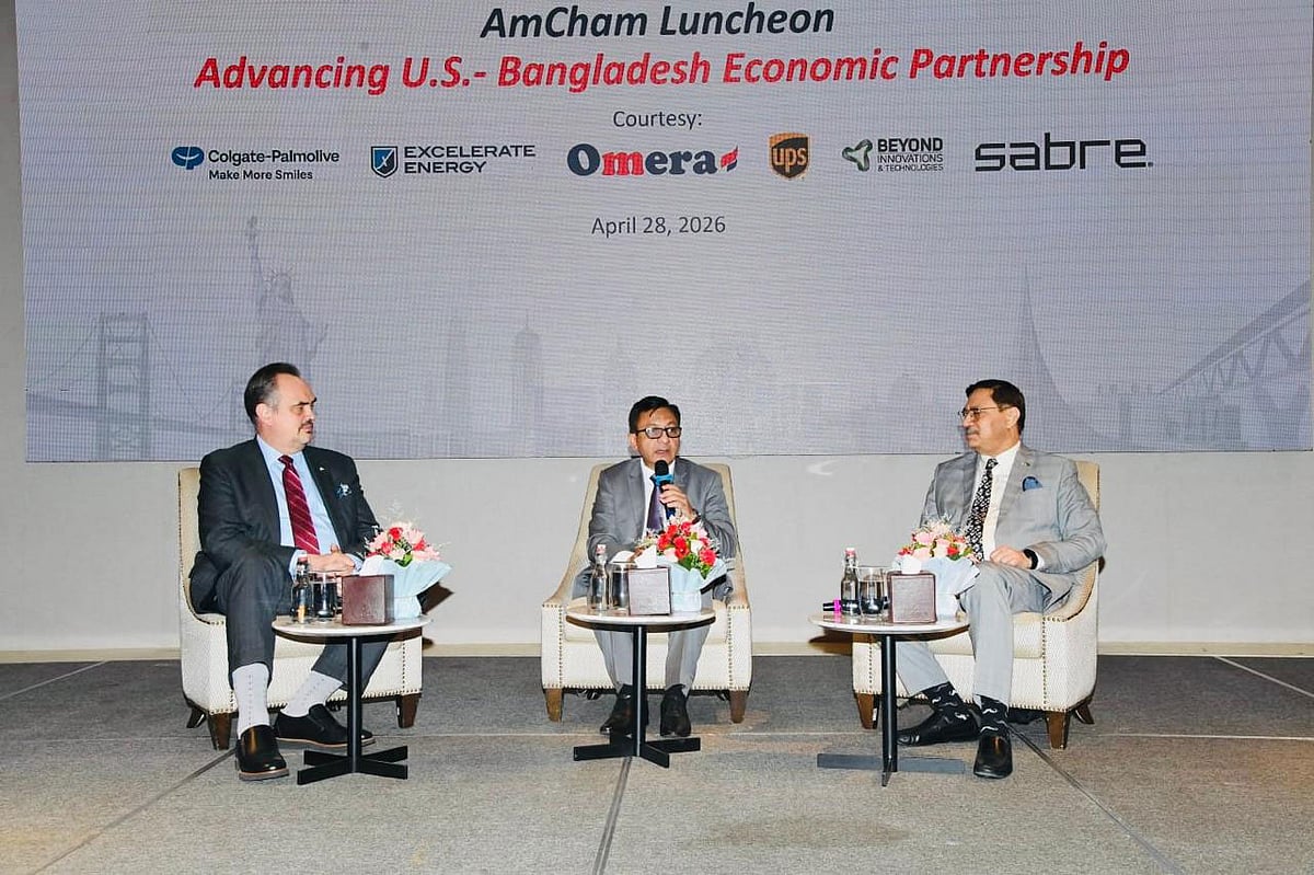 আজ আমেরিকান চেম্বার অব কমার্স ইন বাংলাদেশের (অ্যামচেম) আয়োজিত এক মধ্যাহ্নভোজ সভায় বক্তব্য রাখছেন বাণিজ্যমন্ত্রী খন্দকার আবদুল মুক্তাদির। আরও বক্তব্য দেন মার্কিন রাষ্ট্রদূত ব্রেন্ট টি ক্রিস্টেনসেন