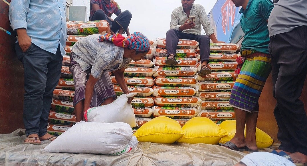 উদ্ধার হওয়া চালের বস্তা। আজ মঙ্গলবার দুপুরে গাজীপুরের কালিয়াকৈর উপজেলার ফুলবাড়িয়া বাজার এলাকায়