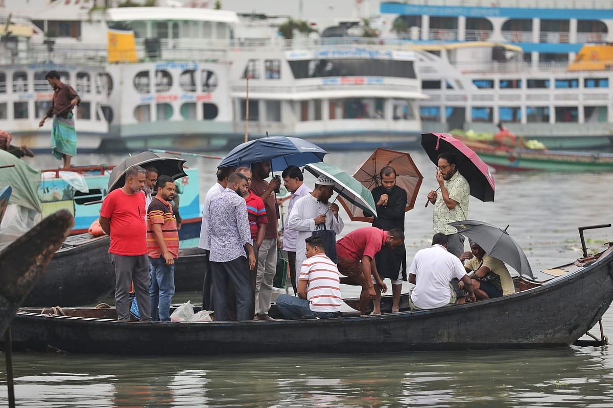 সকাল থেকেই রাজধানীতে মেঘলা আকাশ আর থেমে থেমে বৃষ্টি। ভোগান্তিতে নগরজীবন। শ্যামবাজার ঘাট