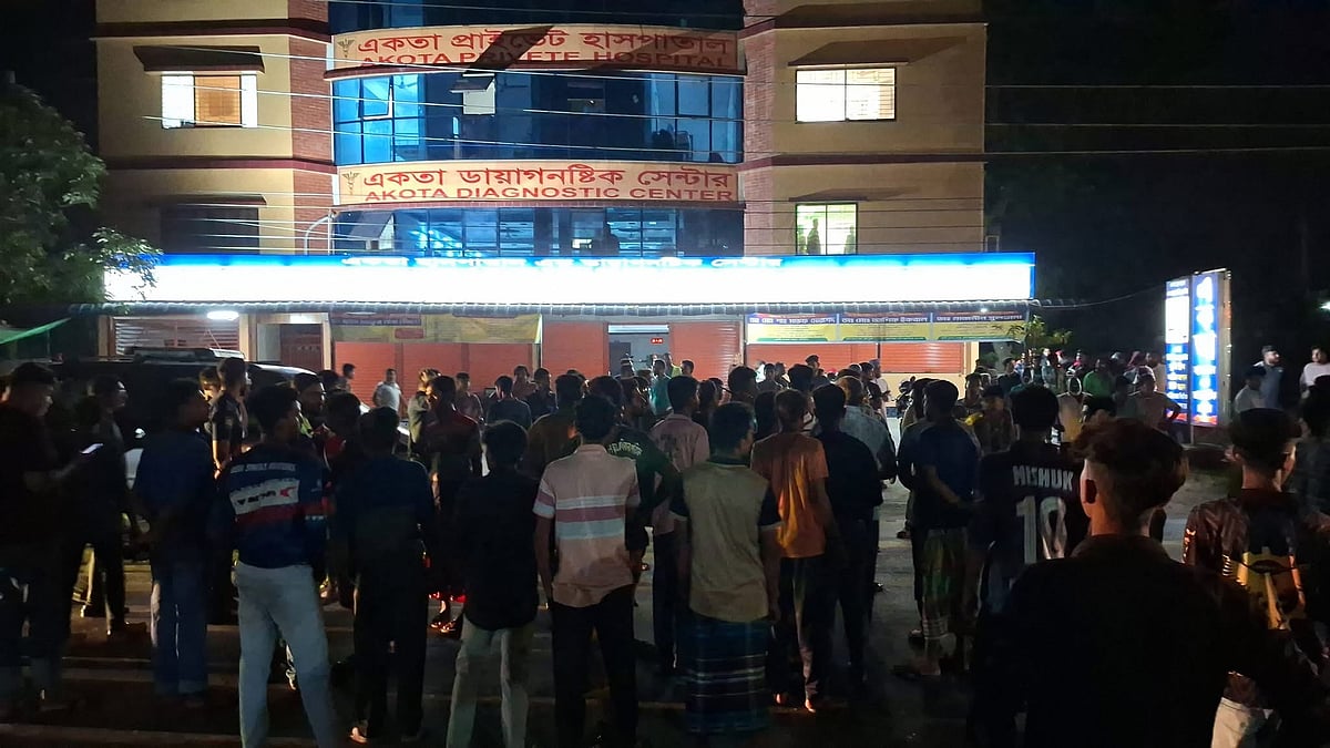 বিক্ষুব্ধ জনতা হাসপাতালের সামনে অবস্থান করেন। গতকাল সোমবার