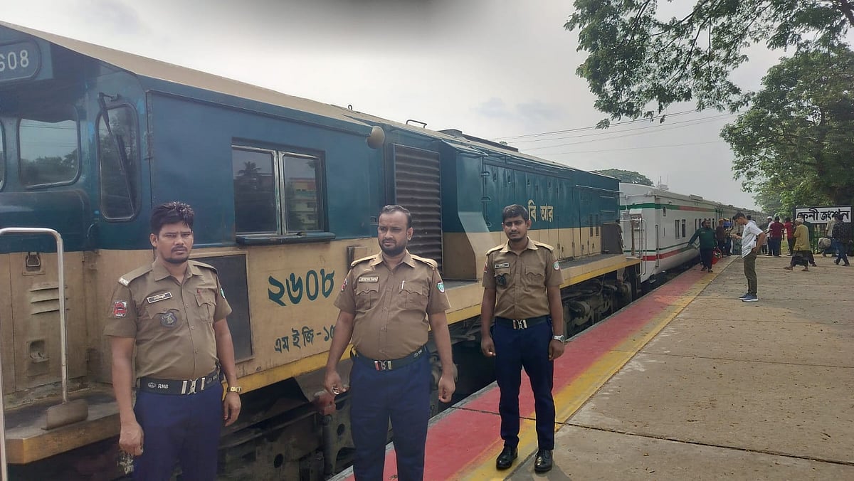 ইঞ্জিনে ত্রুটি দেখা দেওয়ায় ফেনী স্টেশনে আটকে আছে চট্টলা এক্সপ্রেস ট্রেন। আজ সকালে তোলা