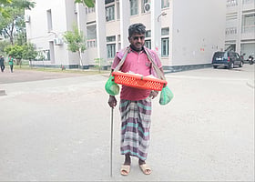 চোখ হারিয়েও হার মানেননি, স্ত্রীকে সঙ্গে নিয়ে গোলাম মোস্তফার বেঁচে থাকার গল্প