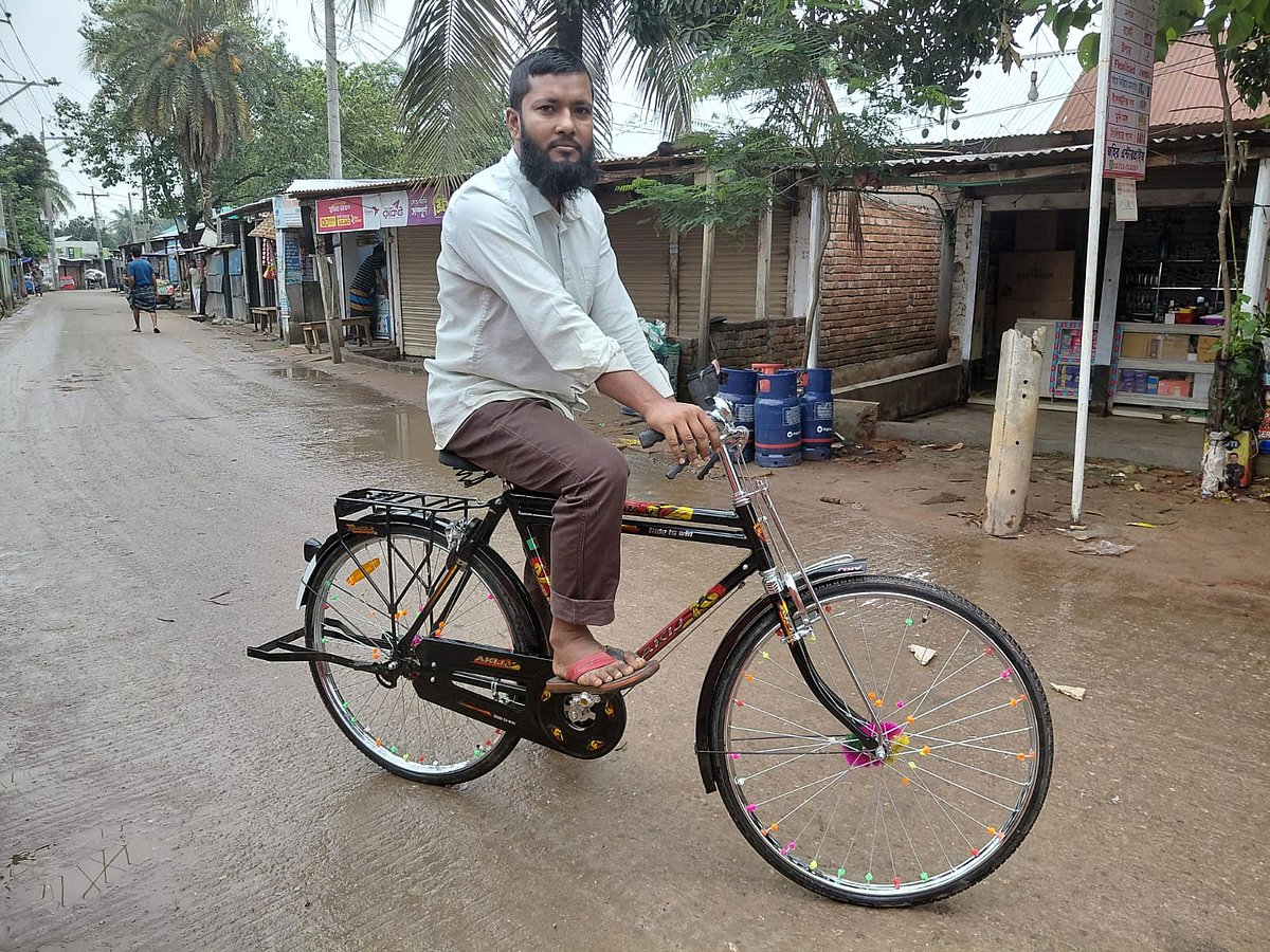 মোটরসাইকেল রেখে বাইসাইকেল কিনে চালাচ্ছেন জহিরুল ইসলাম। গতকাল সোমবার গাজীপুরের শ্রীপুর উপজেলার মাওনা চৌরাস্তা এলাকায়