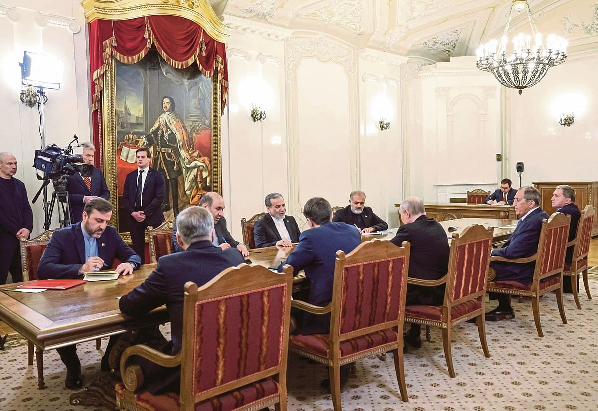 রাশিয়ার প্রেসিডেন্ট ভ্লাদিমির পুতিন ও ইরানের পররাষ্ট্রমন্ত্রী আব্বাস আরাগচিসহ দুই দেশের কর্মকর্তারা সেন্ট পিটার্সবার্গে বৈঠক করেন