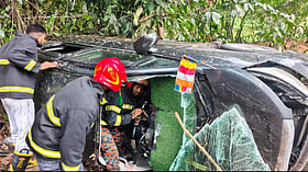 লোহাগাড়ায় নিয়ন্ত্রণ হারিয়ে মাইক্রোবাস খাদে, ঘাটনাস্থলে তিনজনের মৃত্যু