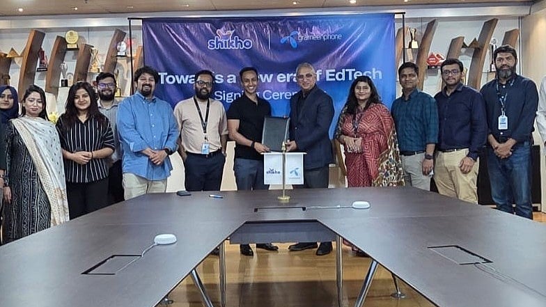 চুক্তি সই অনুষ্ঠানে গ্রামীণফোন ও শিখোর কর্মকর্তারা