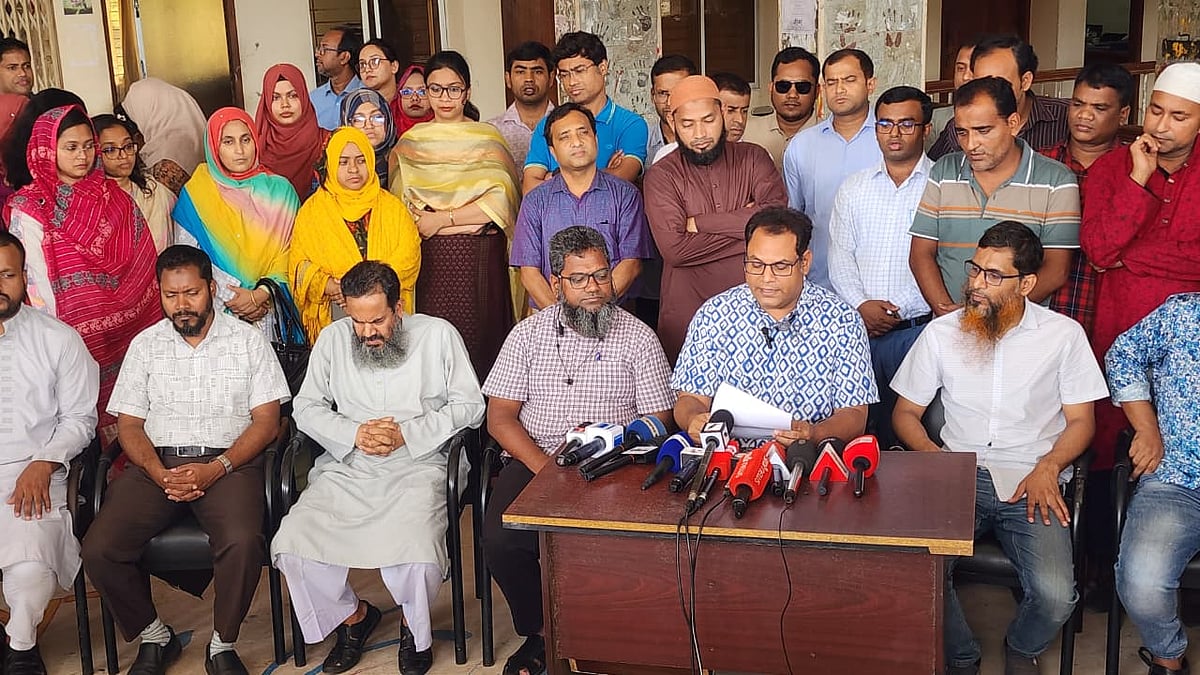 বরিশাল বিশ্ববিদ্যালয়ের প্রশাসনিক ভবনের নিচতলায় শিক্ষকসমাজের ব্যানারে সংবাদ সম্মেলন হয়েছে। আজ মঙ্গলবার দুপুর