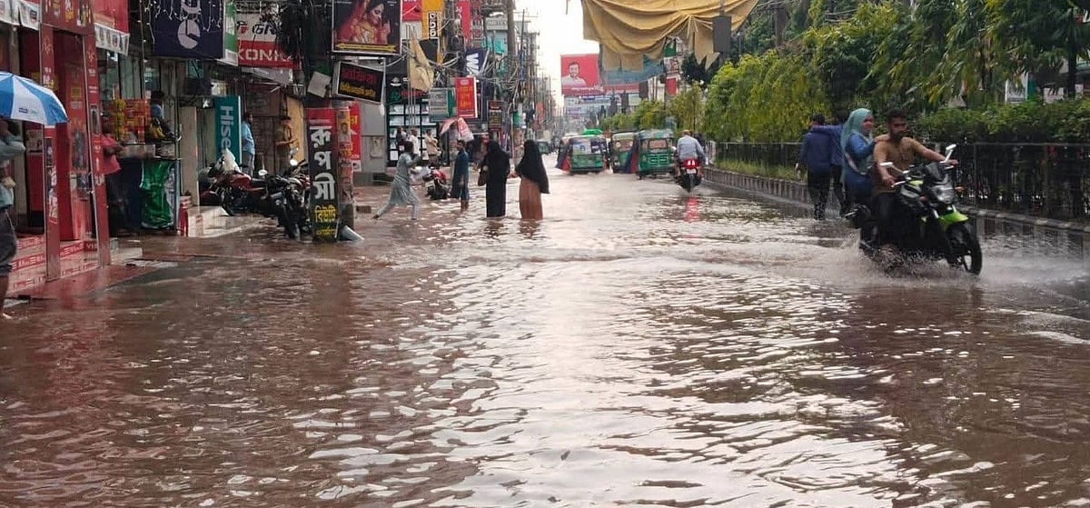 ফেনীতে আজ সকালে দুই ঘণ্টার অতি ভারী বৃষ্টিতে ডুবে যায় প্রধান সড়ক। দুর্ভোগে পড়ে সড়ক দিয়ে চলাচলরত যাত্রী ও এসএসসি পরীক্ষার্থীরা। আজ দুপুরে শহরের শহীদ শহিদুল্লা কায়সার সড়কে