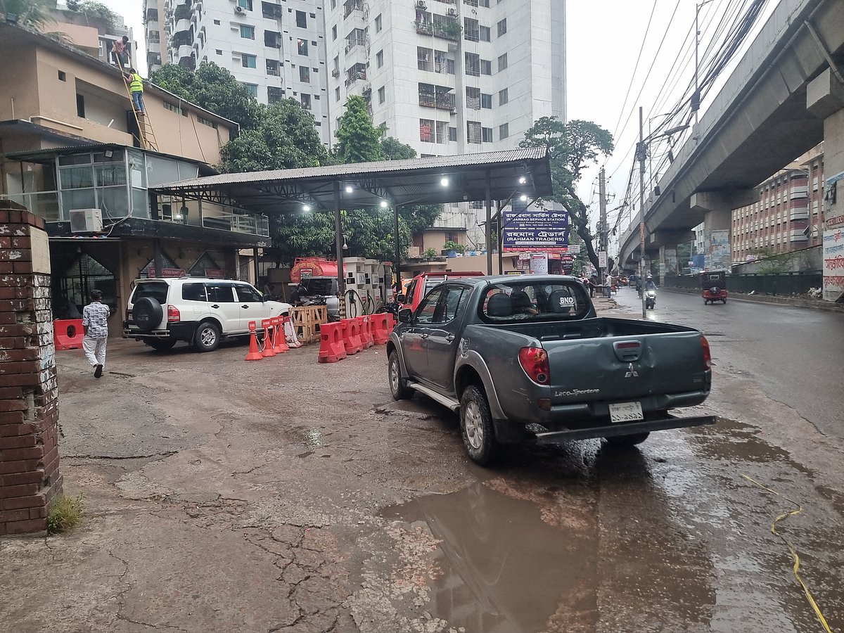 রাজারবাগ ফিলিং স্টেশনে তেলের লাইন ফাঁকা। আজ মঙ্গলবার সকালে