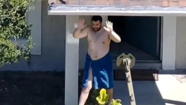 পুলিশ ঘিরে ফেলার পর একটি বাড়ি থেকে দু হাত ওপরে তুলে বেরিয়ে আসছেন হিশাম সালেহ আবুঘরবেহ