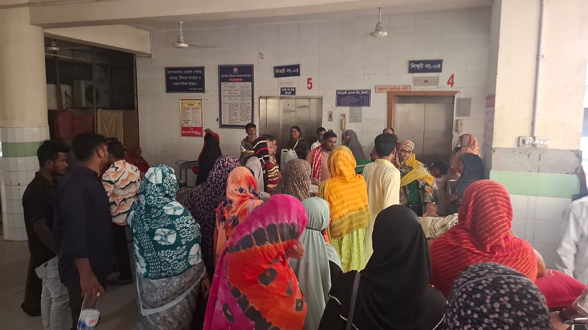 পাঁচতলা ভবনে মুমূর্ষু রোগীদের ওঠানো-নামানোর জন্য কোনো বেড-কাম প্যাসেঞ্জারস লিফট না থাকায় রোগী ও তাঁদের স্বজনদের চরম দুর্ভোগ পোহাতে হচ্ছে। সম্প্রতি রাজশাহী মেডিকেল কলেজ হাসপাতালের আইসিইউ কমপ্লেক্সে