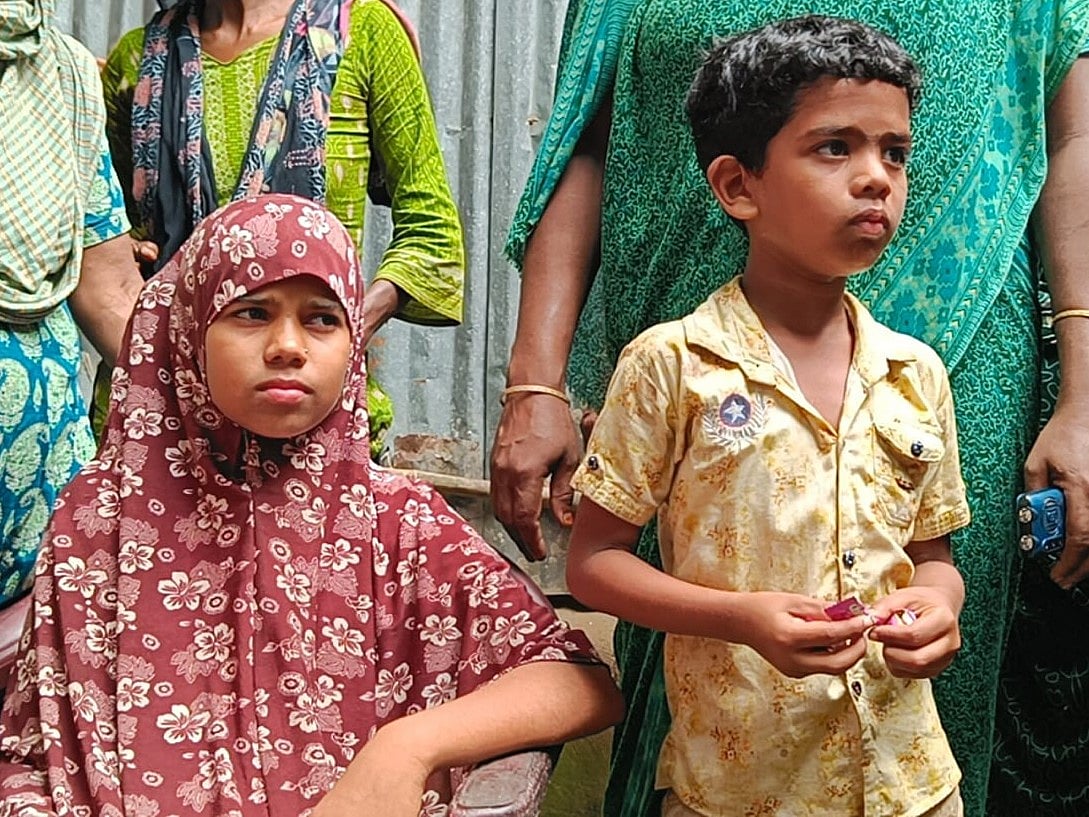 নিহত কাবুল চৌধুরীর দুই সন্তান আনিকা  ও ইব্রাহিম। আজ মঙ্গলবার ফরিদপুর সদর উপজেলার আলীয়াবাদ ইউনিয়নের গদাধরডাঙ্গী গ্রামে