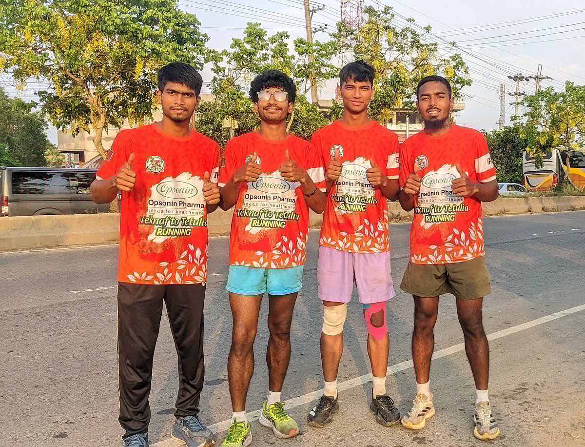 সচেতনতার বার্তা নিয়ে টেকনাফ থেকে তেঁতুলিয়া পাড়ি দিচ্ছেন এই চার তরুণ। সোমবার বিকেলে কুমিল্লায়