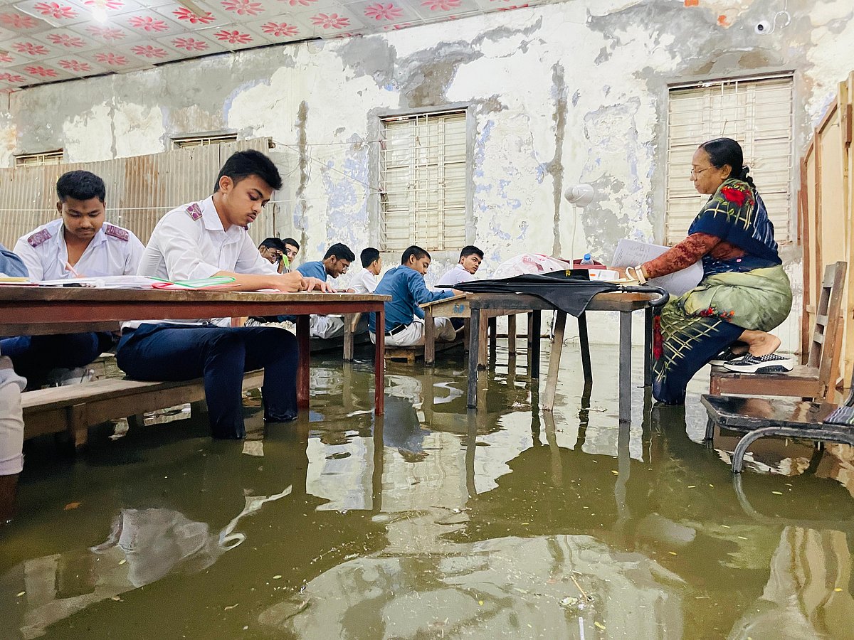 জলাবদ্ধতায় পরীক্ষার হলে বসার বেঞ্চে পা তুলে লিখেছে এসএসসি পরীক্ষার্থীরা। মঙ্গলবার দুপুর ১২টা ১৫ মিনিটে কুমিল্লা ঈশ্বর পাঠশালা (উচ্চবিদ্যালয়) কেন্দ্রে