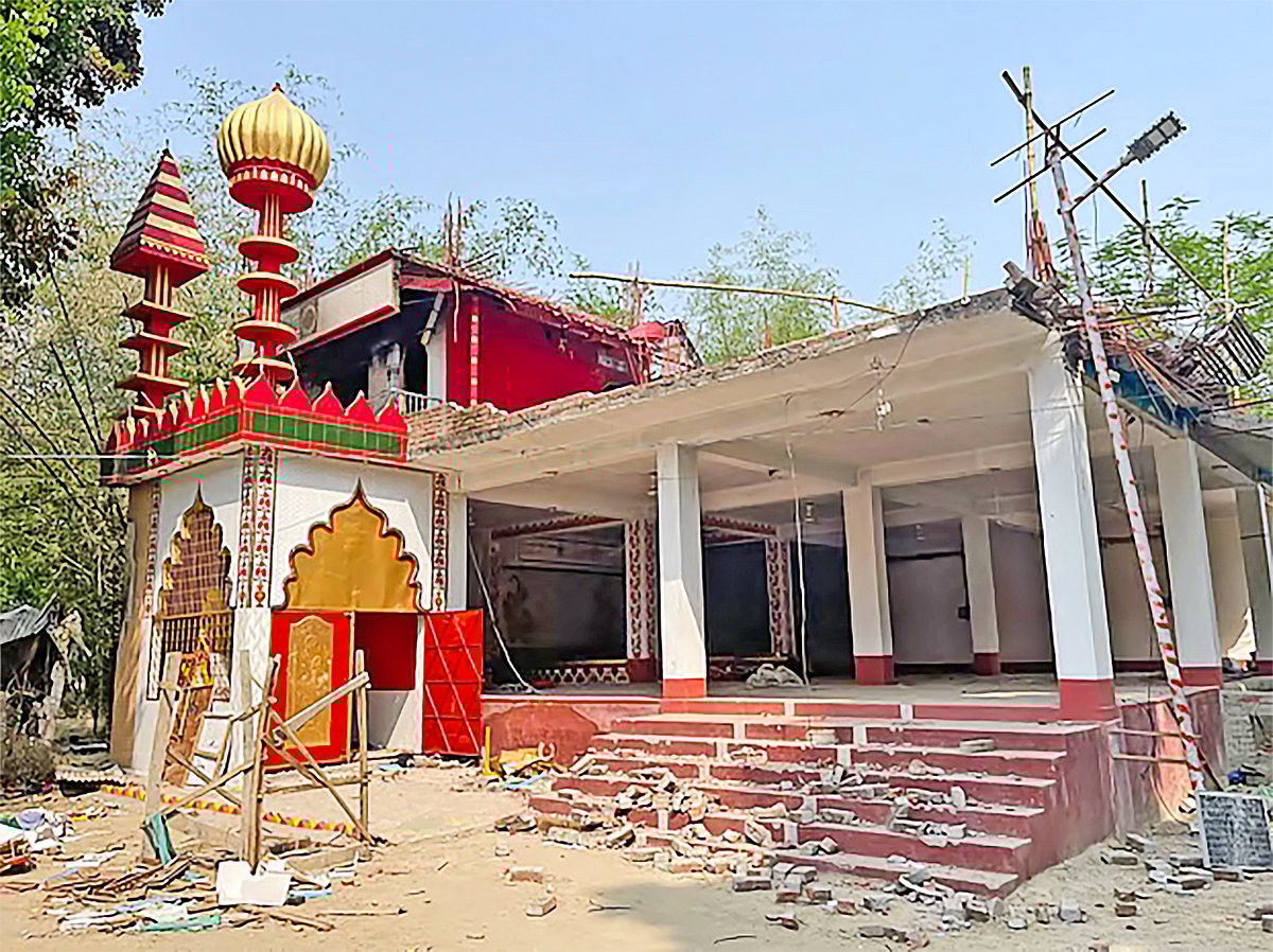 কুষ্টিয়ার দৌলতপুরের ফিলিপনগর গ্রামে সম্প্রতি পীরের দরবারে পরিকল্পিত হামলা চালানো হয়