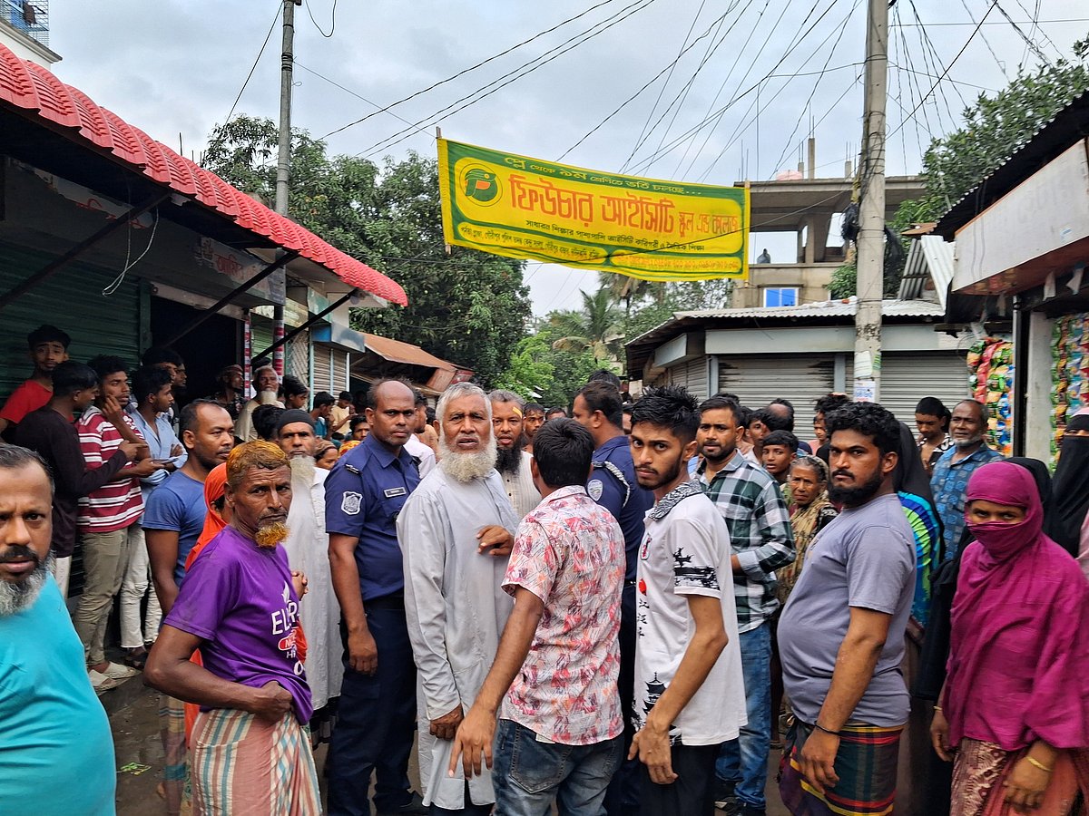 দুই পক্ষের সংঘর্ষের খবরে পুলিশ গিয়ে পরিস্থিতি নিয়ন্ত্রণে আনে। গতকাল সোমবার বিকেলে কুমিল্লার দাউদকান্দি উপজেলার পশ্চিম হুগুলিয়া গ্রামের মারকাজ মসজিদ–সংলগ্ন এলাকায়