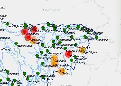 সিলেটে আজ বুধবারও সকাল থেকে বৃষ্টি হচ্ছে। টানা বৃষ্টিতে শহরে নেমেছে স্থবিরতা। ছাতা মাথায় দাঁড়িয়ে আছেন কয়েকজন। হুমায়ুন রশীদ চত্বর, সিলেট, ২৯ এপ্রিল