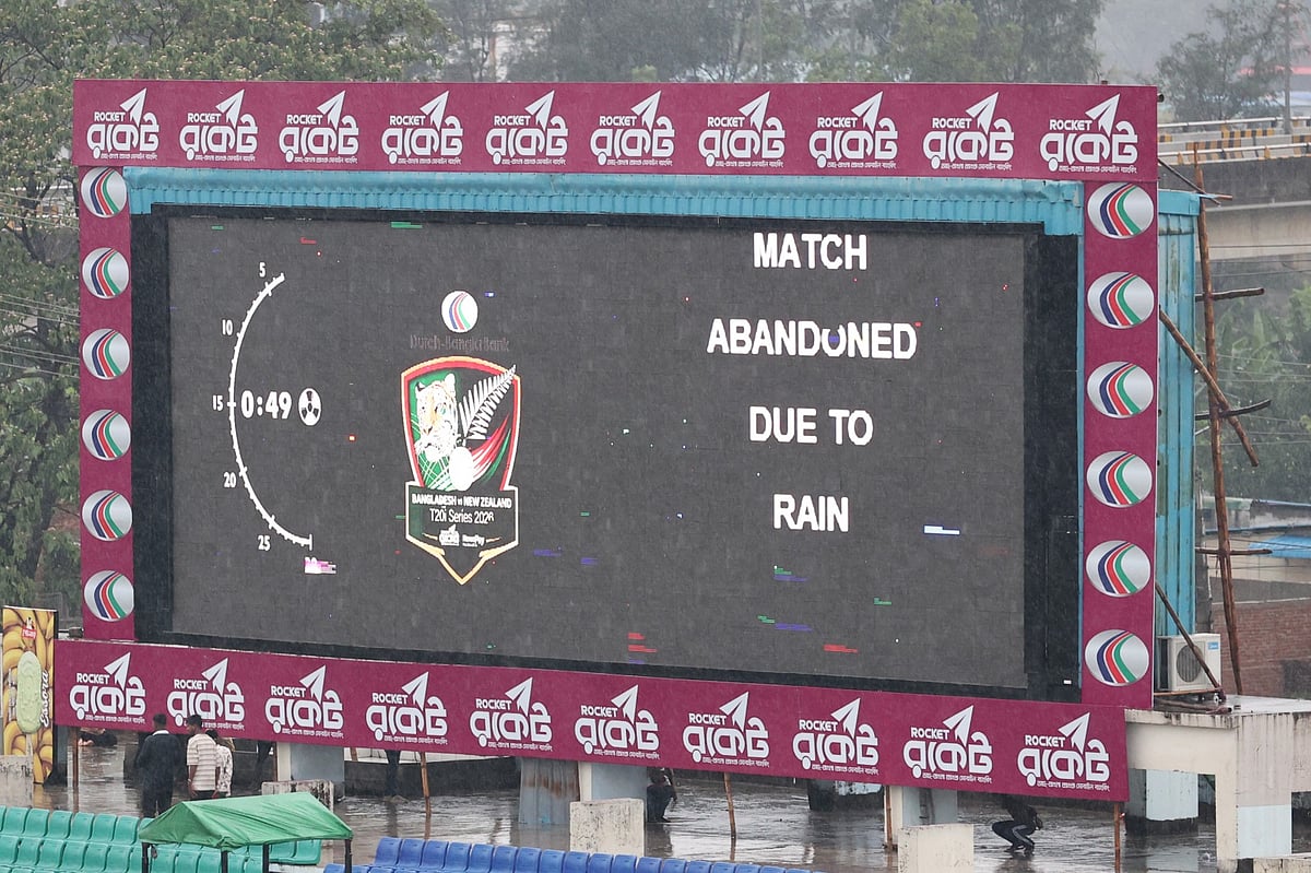 জায়ান্ট স্ক্রিনে ম্যাচ পরিত্যক্তের ঘোষণা