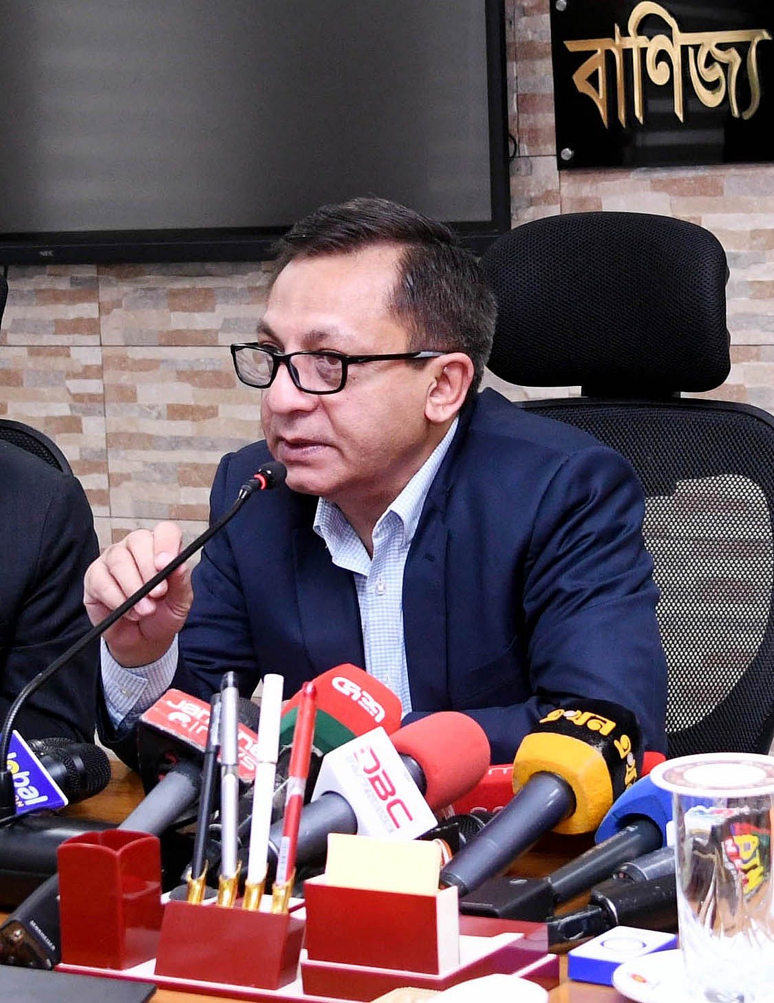 আজ বুধবার বিকেলে সচিবালয়ে ভোজ্যতেলের মূল্যবৃদ্ধির ঘোষণার পর অনুষ্ঠিত ব্রিফিংয়ে এ কথা বলছেন বাণিজ্যমন্ত্রী খন্দকার আবদুল মুক্তাদির