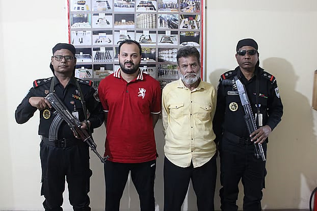 র‍্যাবের অভিযানে গ্রেপ্তার ইমতিয়াজ সুলতান ইকরাম (লাল টি–শার্ট)