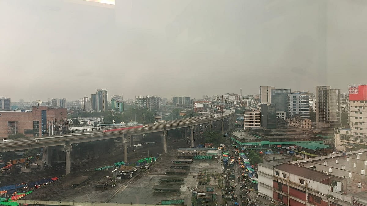 রাজধানীতে আজ বুধবার সকালে বৃষ্টি নামে। সকাল সাড়ে ৭টার দিকে। কারওয়ান বাজার এলাকা, ঢাকা, ২৯ এপ্রিল