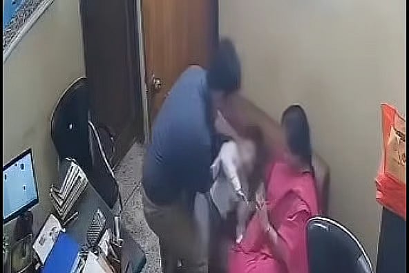 নয়াপল্টনে শারমিন একাডেমি নামের কিন্ডারগার্টেন স্কুলে শিশুটিকে ধরে রেখেছেন প্রধান শিক্ষক শারমিন জাহান। আর মারধর করছেন স্কুলের ব্যবস্থাপক পবিত্র কুমার