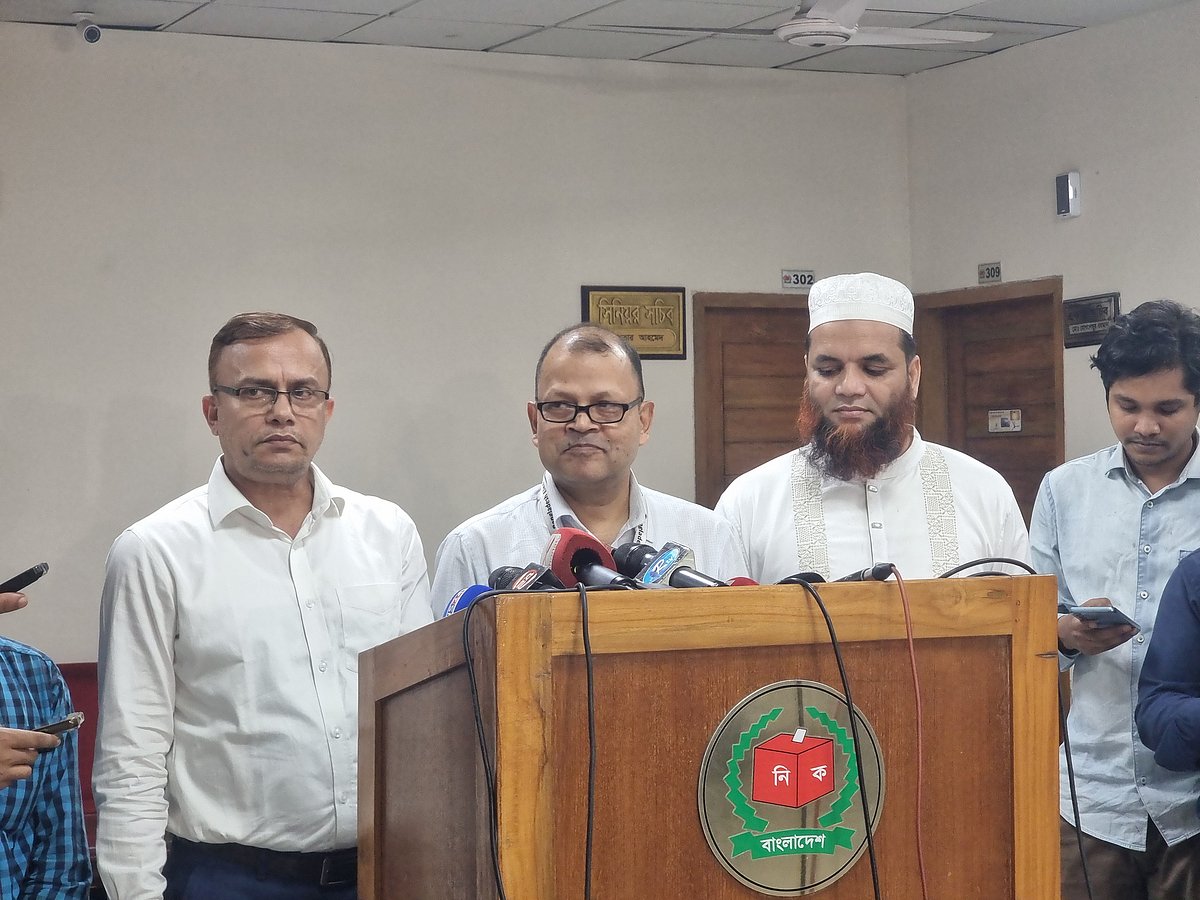 আগারগাঁও নির্বাচন কমিশন ভবনে এক প্রেস ব্রিফিং করেন রিটার্নিং কর্মকর্তা মো. মহিউদ্দিন খান। ২৯ এপ্রিল