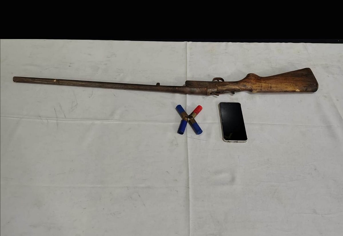 উদ্ধার হওয়া বন্দুক ও কার্তুজ