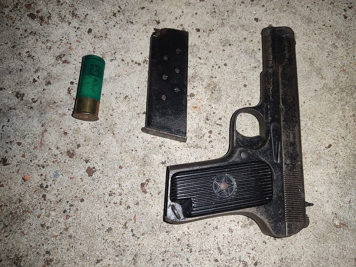 নারায়ণগঞ্জের সিদ্ধিরগঞ্জে উদ্ধার হওয়া পিস্তল ও কার্তুজ