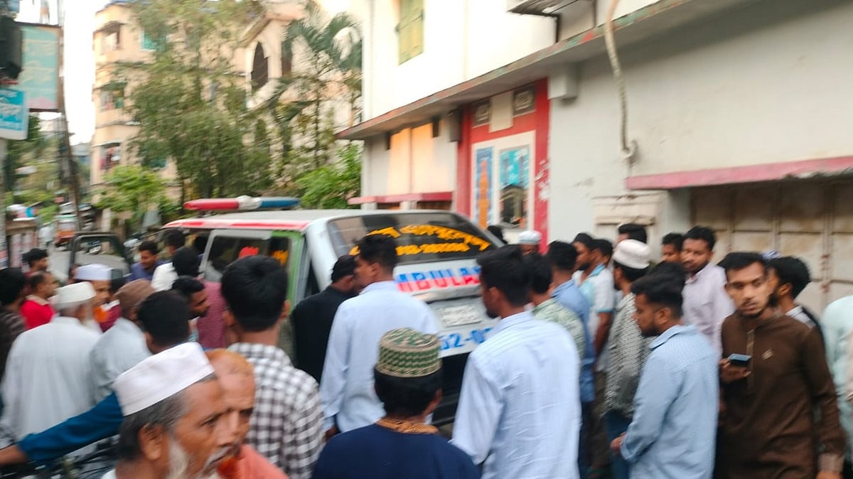 ছেলের প্যারোলে মুক্তি না মেলায় বরিশাল কেন্দ্রীয় কারাগারের সামনে অ্যাম্বুলেন্সে করে বাবার মরদেহ নেওয়া হয়। বুধবার বিকেলে