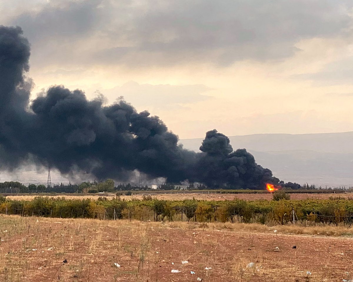 ইসরায়েলের হামলার পর আগুন জ্বলতে ও ধোঁয়া উঠতে দেখা যায়। লেবাননের বেকা উপত্যকা, অক্টোবর ২০২৪