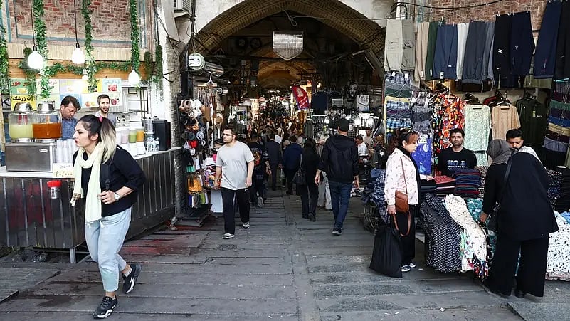 যুক্তরাষ্ট্র ও ইরানের মধ্যে যুদ্ধবিরতির মাঝে ইরানের তেহরান বাজার দিয়ে হেঁটে যাচ্ছেন মানুষজন, ২১ এপ্রিল ২০২৬।