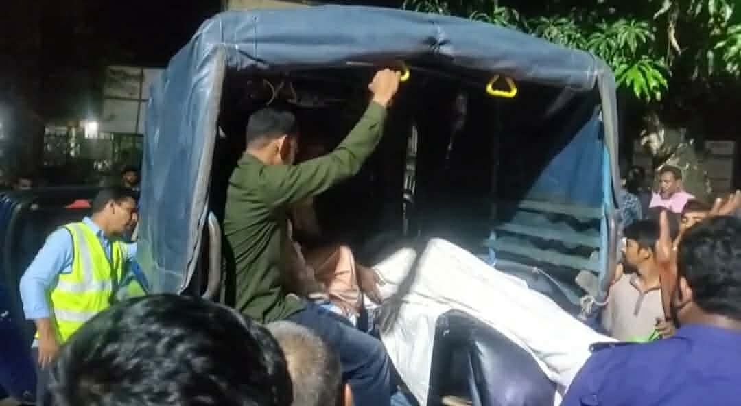 কুড়িগ্রামের নাগেশ্বরীতে দুর্ঘটনার পর হতাহতদের উদ্ধার করে পুলিশ। গতকাল মঙ্গলবার রাতে নাগেশ্বরী পৌরসভার বাঁশেরতল এলাকায়