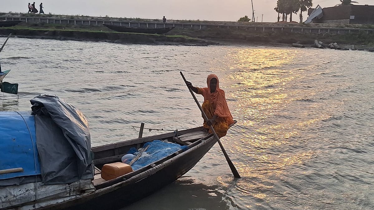 এক যুগের বেশি সময় ধরে মাছ শিকার করে জীবিকা নির্বাহ করছেন শাবানা আক্তার (৩০)। গত সোমবার গলাচিপা উপজেলার বোয়ালিয়া স্পিডবোট ঘাট–সংলগ্ন আগুনমুখা নদীর তীরে