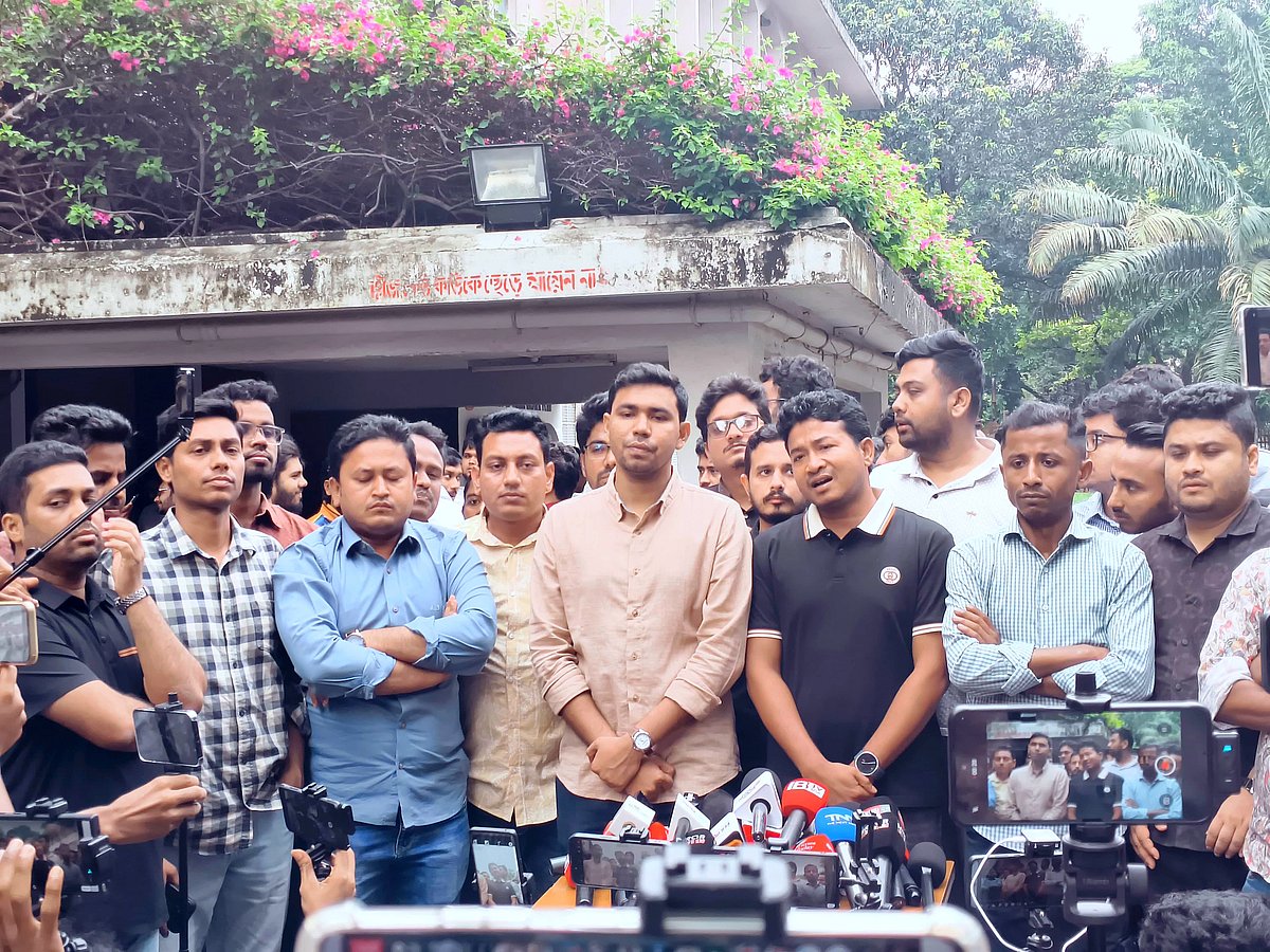 ঢাকা বিশ্ববিদ্যালয়ের উপাচার্যের সঙ্গে দেখা করার পর সাংবাদিকদের সঙ্গে কথা বলছেন ছাত্রদলের নেতারা