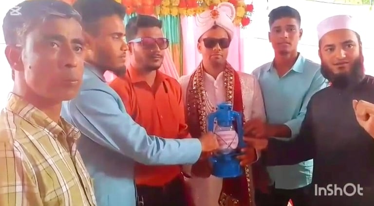 মৌলভীবাজারের কুলাউড়ায় ‘লোডশেডিংয়ের প্রতিবাদ জানাতে’ এক যুবকের বিয়েতে তাঁর বন্ধুরা হারিকেন উপহার দেন। পরে অনুষ্ঠানের একটি ভিডিও ফেসবুকে ছড়িয়ে পড়ে