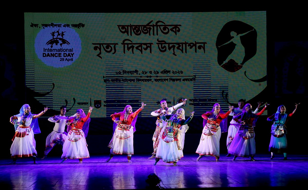 দলীয় নৃত্য পরিবেশনের মধ্য দিয়ে পর্দা নামে বিশ্ব নৃত্য দিবস উপলক্ষে আয়োজিত দু দিনব্যাপী অনুষ্ঠানমালার। বুধবার জাতীয় নাট্যশালার প্রধান মিলনায়তনে