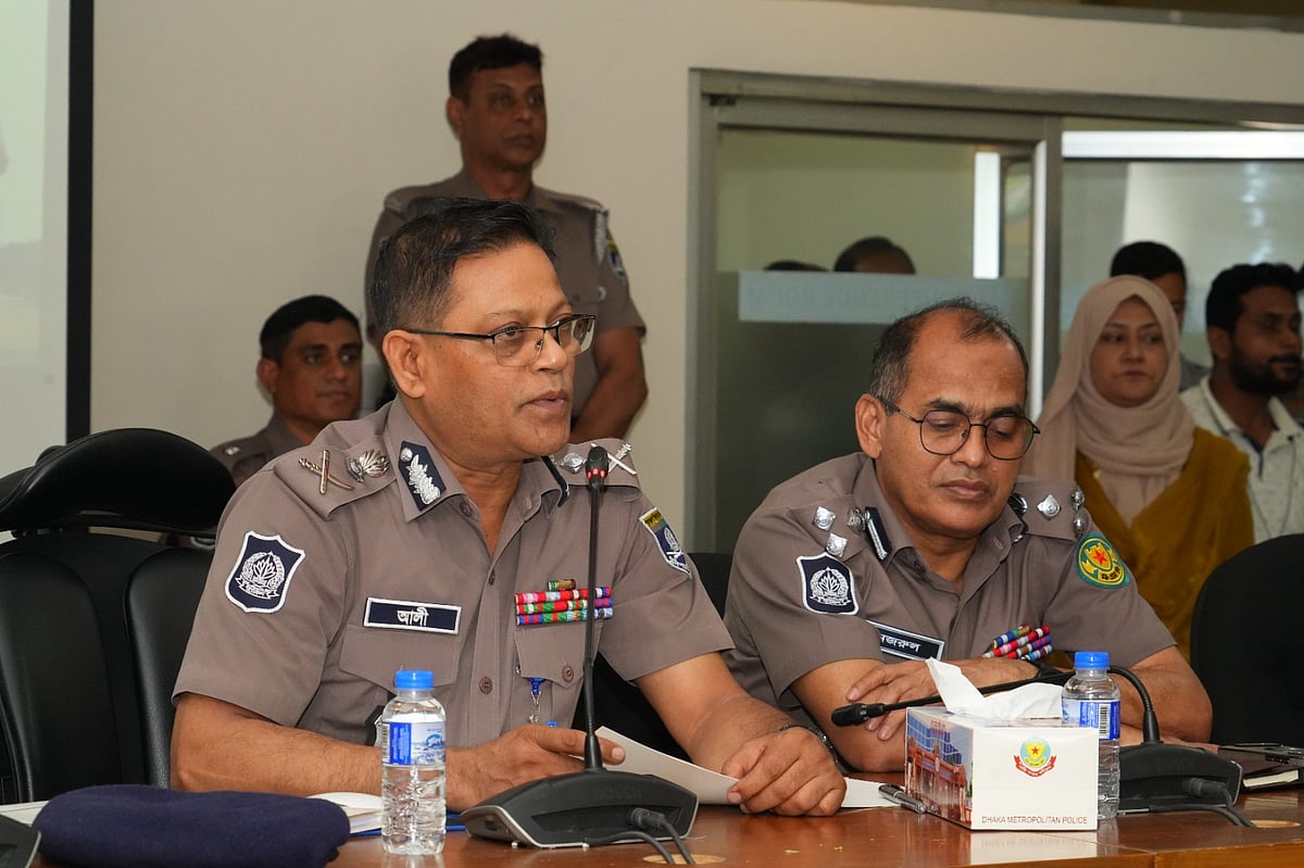 অপরাধ ও প্রযুক্তির ব্যবহার নিয়ে বক্তৃতা করেন আইজিপি মো. আলী হোসেন ফকির। আজ বুধবার বিকেলে ডিএমপি সদর দপ্তরের সম্মেলনকক্ষে