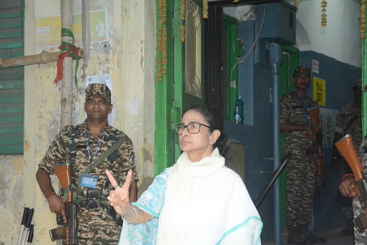 ভবানীপুর আসনে ভোটদানের পর হাসিমুখে ‘ভি’ (বিজয়) চিহ্ন দেখাচ্ছেন পশ্চিমবঙ্গের মুখ্যমন্ত্রী ও তৃণমূল কংগ্রেস নেত্রী মমতা বন্দ্যোপাধ্যায়। পেছনে পাহারায় কেন্দ্রীয় বাহিনী। পশ্চিমবঙ্গ, ভারত। ২৯ এপ্রিল ২০২৬