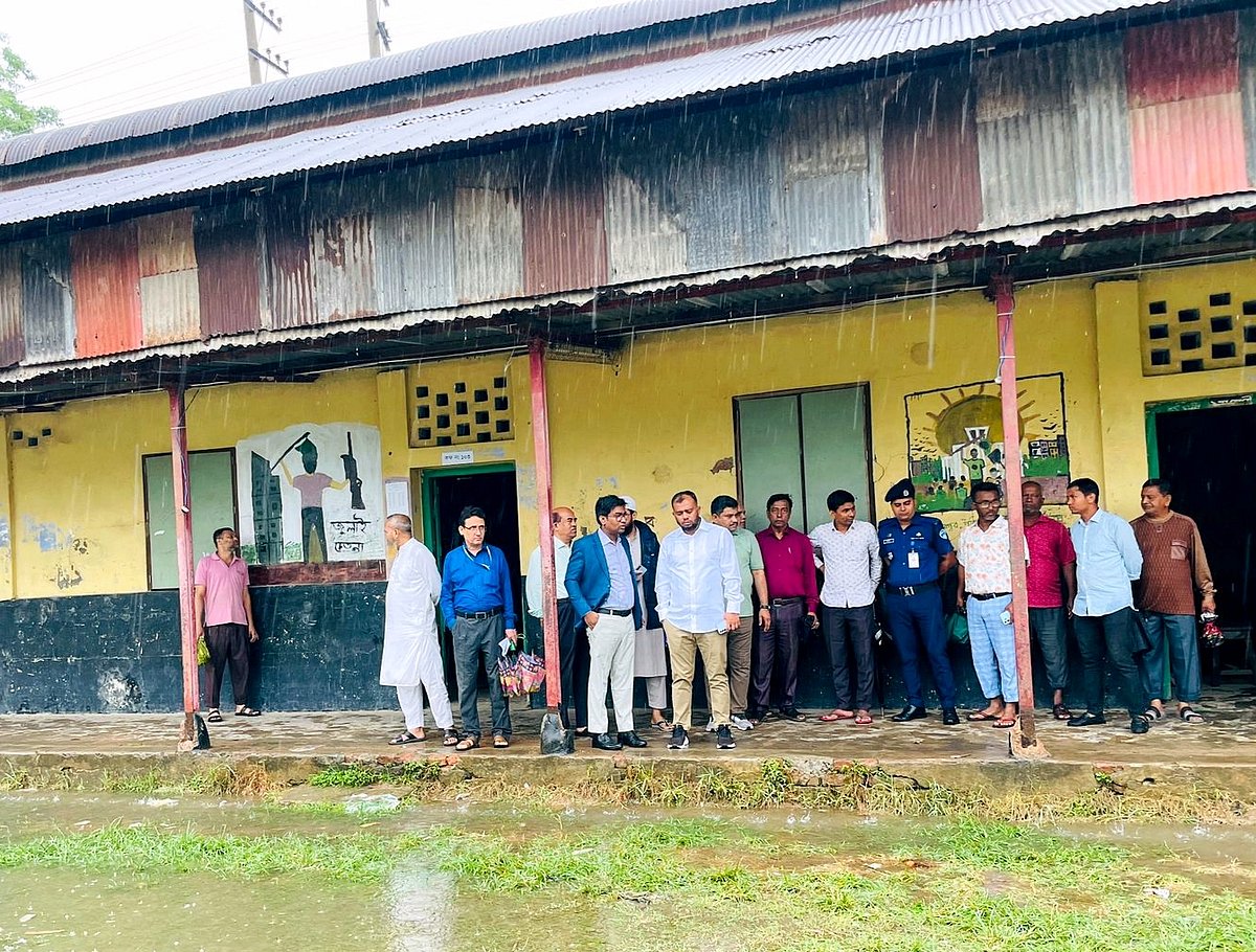 কুমিল্লা সিটি করপোরেশনের প্রশাসক ইউসুফ মোল্লা আজ বুধবার ঈশ্বর পাঠশালা (উচ্চবিদ্যালয়) পরিদর্শন করেন