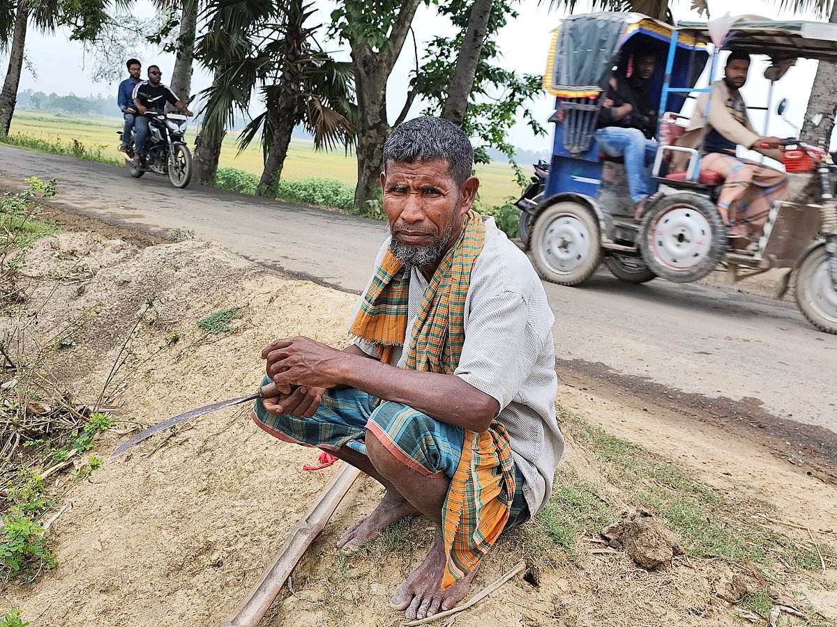 কৃষিকাজ ও ভ্যান চালিয়ে সংসার চালান আবদুল কাদের। বুধবার বেলা সাড়ে ১১টার দিকে নওগাঁ সদর উপজেলার দিঘলীর বিল এলাকায়