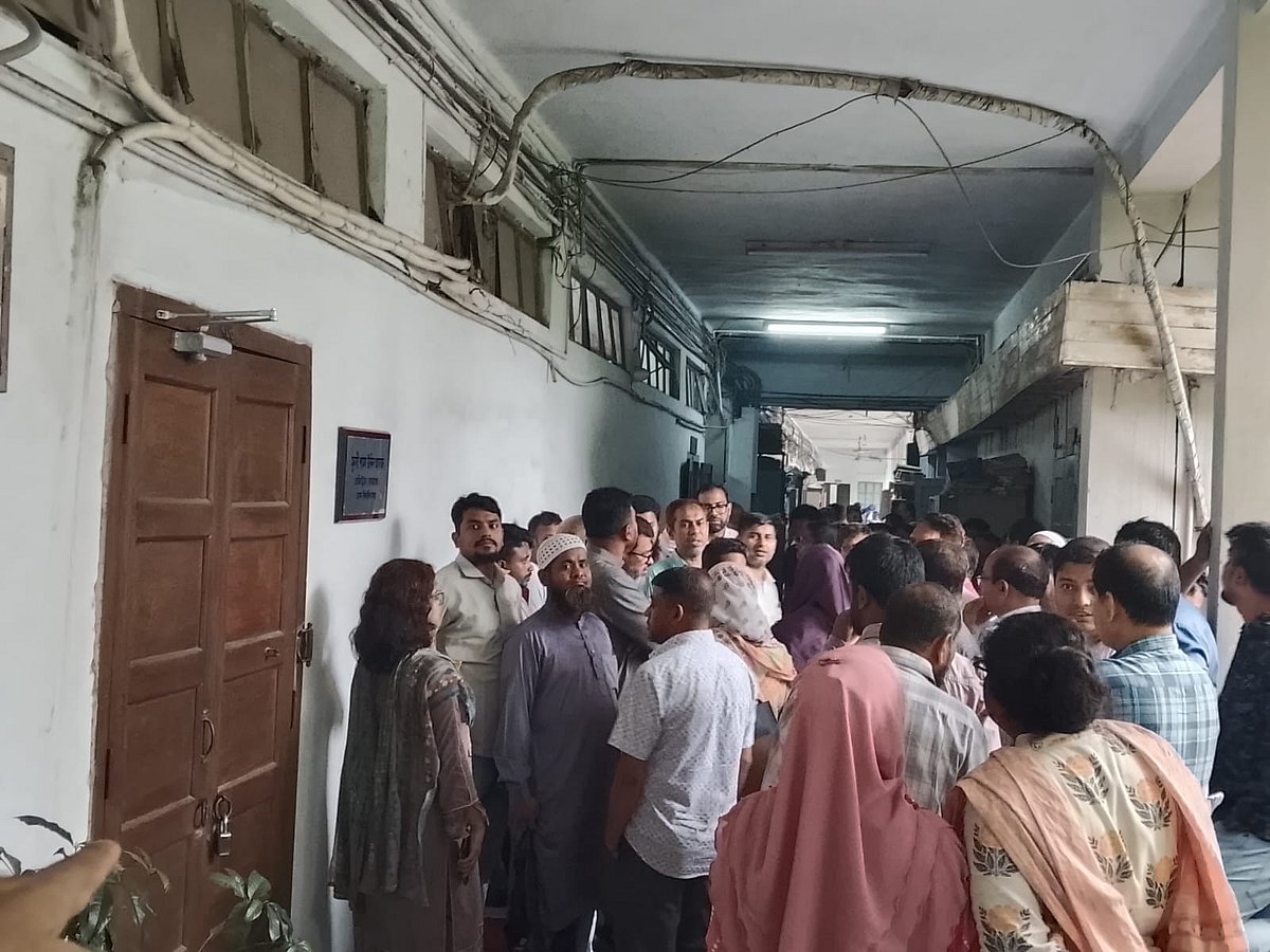 ৬ দাবি নিয়ে রেজিস্ট্রার দপ্তরের সামনে জড়ো হয়েছেন ঢাকা বিশ্ববিদ্যালয়ের কর্মকর্তা-কর্মচারীরা। ঢাকা বিশ্ববিদ্যালয়, ২৯ এপ্রিল ২০২৬