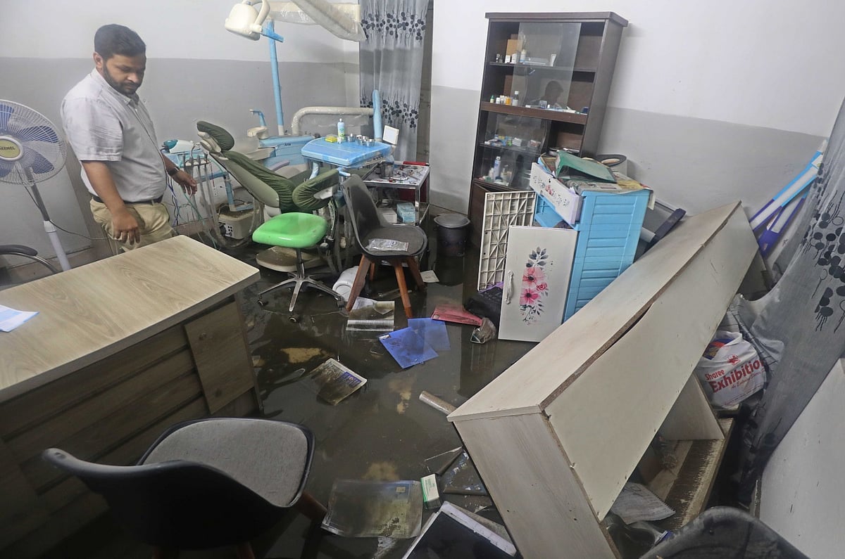 চট্টগ্রাম নগরের পাঁচলাইশ আবাসিক এলাকায় পানি ঢুকে পড়ে নষ্ট হয়ে গেছে ডেন্টাল ক্লিনিকের চিকিৎসা সরঞ্জাম। আজ বেলা ১টায়