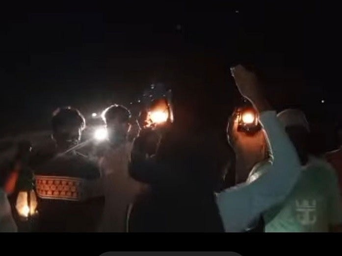 নেত্রকোনা সদর উপজেলায় কয়েকজন তরুণ–যুবককে রাতের আঁধারে হারিকেন ও মুঠোফোনের আলো জ্বেলে মিছিল করতে দেখা যায়