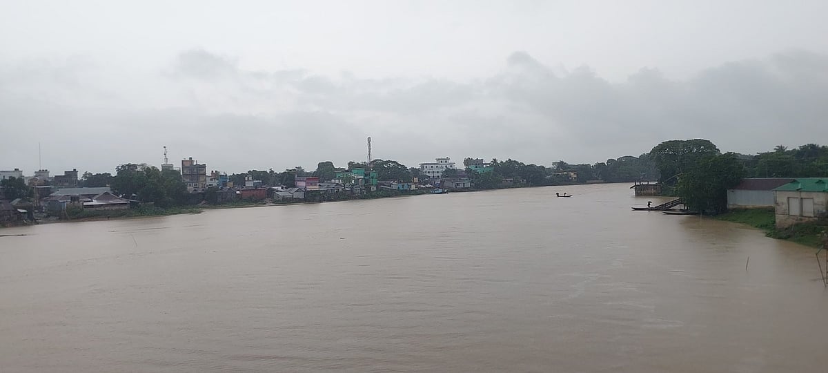 নেত্রকোনার উব্দাখালীর নদীতে পানি বাড়ছে। ছবিটি আজ বুধবার বেলা সাড়ে ১১টার দিকে কলমাকান্দা উপজেলার উব্দাখালী সেতু এলাকা থেকে তোলা